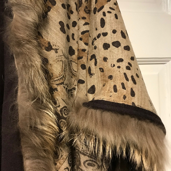 Reversible Leopard Print and Brown wool shawl cape - Picture 3 of 7